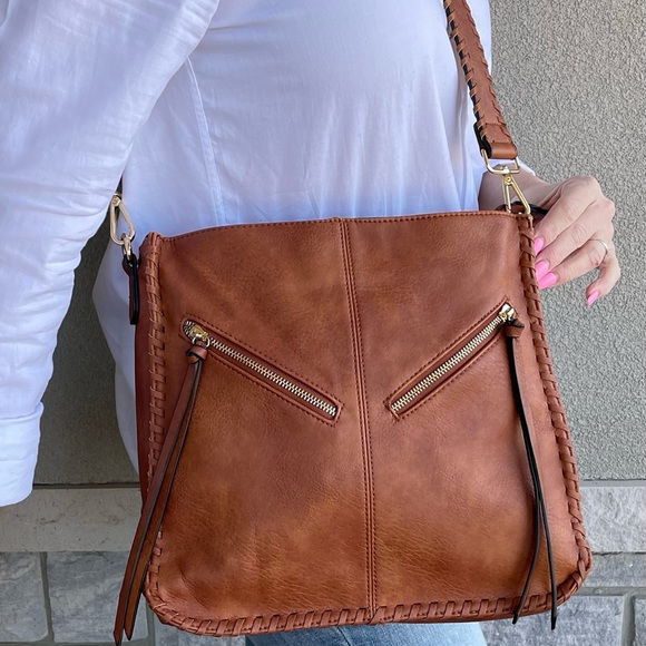 Beautiful faux leather crossbody bag. Excellent condition like new - Picture 1 of 11